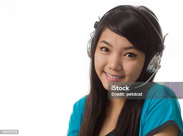Joven Mujer Asiática Con Auriculares Foto de stock y más banco de imágenes de Adulto - Adulto, Adulto joven, Agente de servicio al cliente
