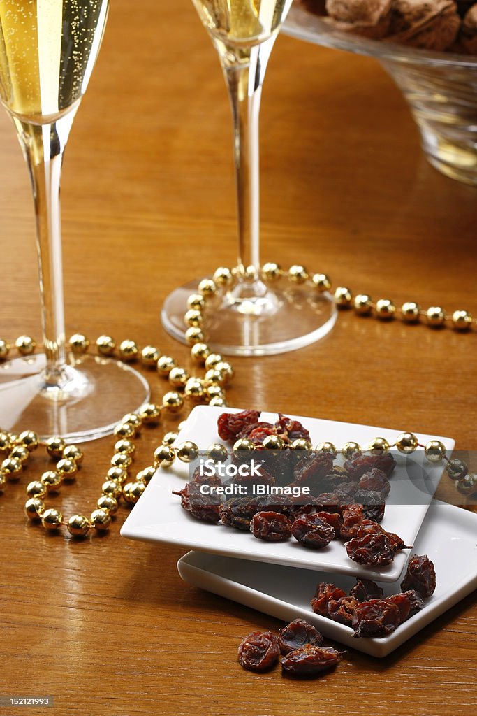 Copos de champanhe com nozes, candels e dryed raisins - Royalty-free Aniversário especial Foto de stock