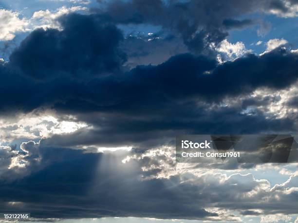 Nubes Foto de stock y más banco de imágenes de Aire libre - Aire libre, Anochecer, Azul