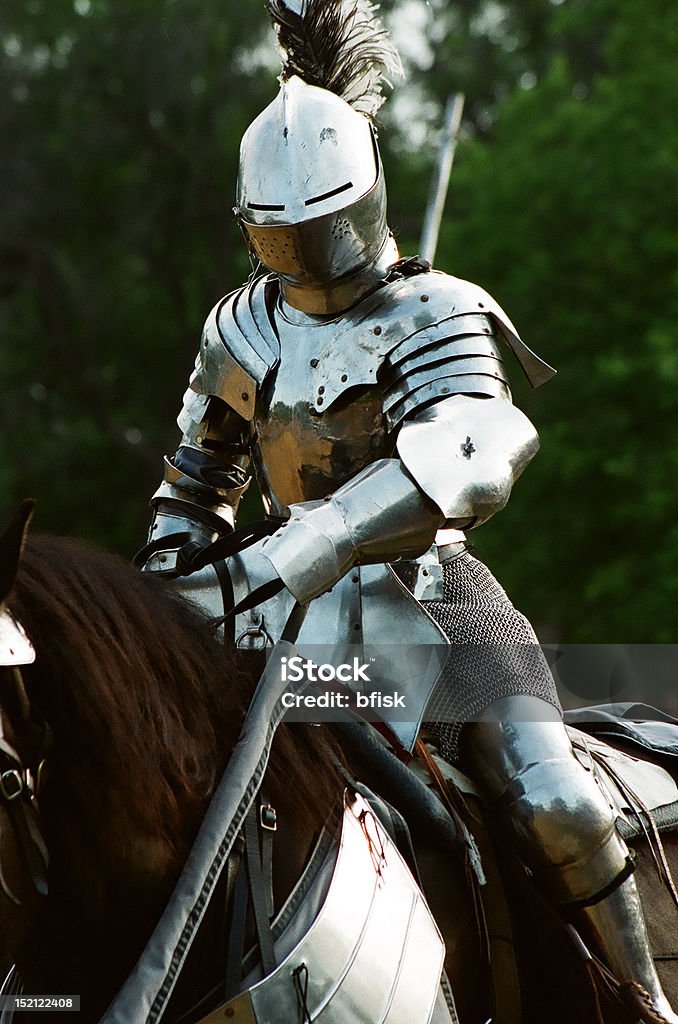 Бронированная Knight подходит для Битва - Стоковые фото Лошадь роялти-фри