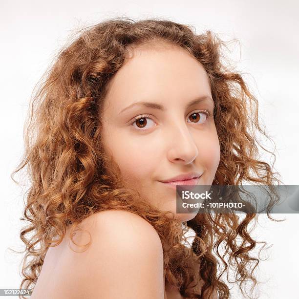 Retrato De La Hermosa Chica Con Rizado Foto de stock y más banco de imágenes de A la moda - A la moda, Adolescencia, Adolescente