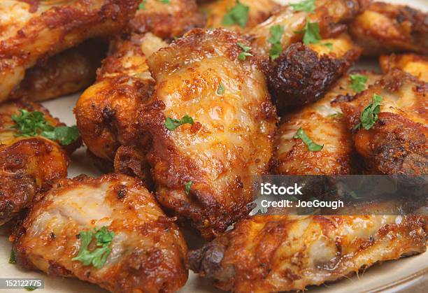 Alitas De Pollo A La Barbacoa Foto de stock y más banco de imágenes de Ala de pollo - Ala de pollo, Macrofotografía, Pollo tipo Buffalo