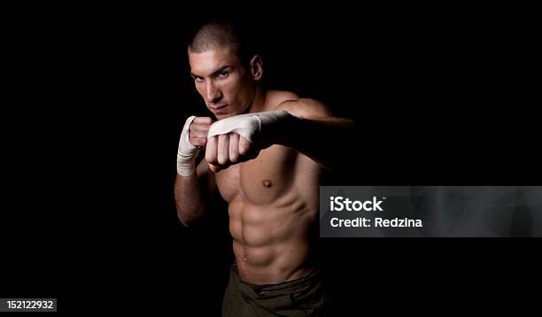 Imagem De Jovem Homem Boxe Na Câmara - Fotografias de stock e mais imagens de Boxe - Desporto - Boxe - Desporto, Dar Murros, Força