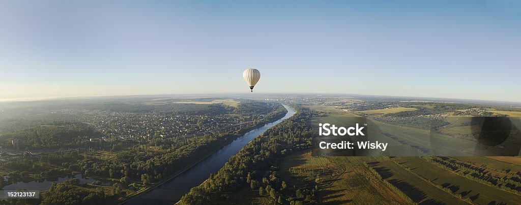 Vista aérea sobre Globo aerostático de aire caliente - Foto de stock de Globo aerostático libre de derechos