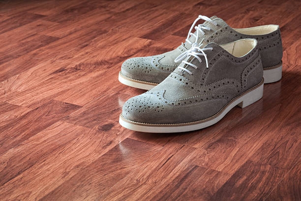 vintage pares de zapatos de cuero gris - foto de stock