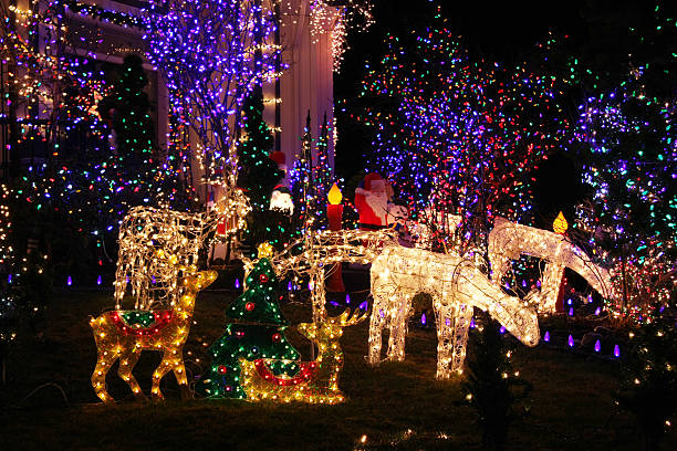 illuminations de noël - guirlande lumineuse décoration de fête photos et images de collection