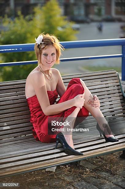 Teen Sorridente Menina Em Vestido De Vermelho Sentado Num Banco De Madeira - Fotografias de stock e mais imagens de Chatanooga