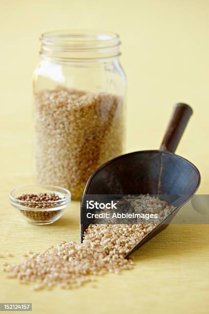 Brown Rice Stockfoto und mehr Bilder von Einweckglas - Einweckglas, Reis - Grundnahrungsmittel, Farbiger Hintergrund