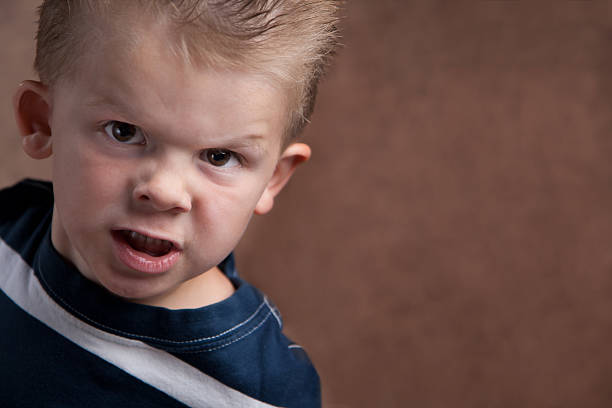 En colère petit garçon flagrantes à la caméra - Photo