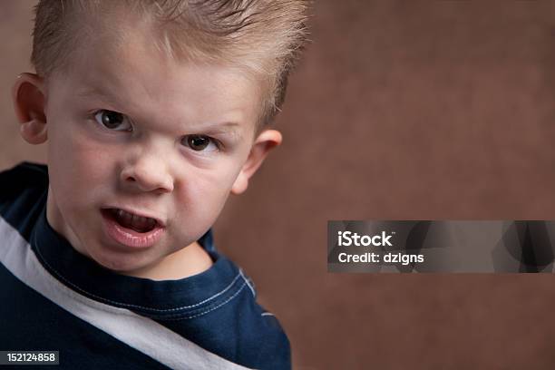 怒っている少年 Glaring カメラ - 幼児のストックフォトや画像を多数ご用意 - 幼児, 癇癪, 怒り