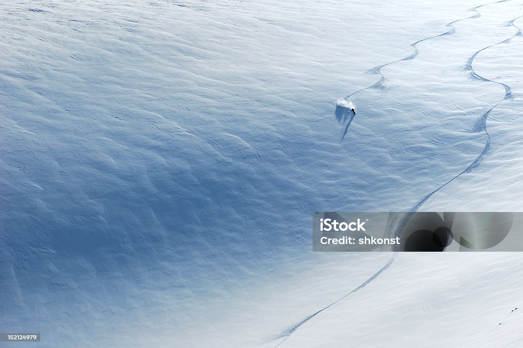 Sciatore scivolare giù il pendio - Foto stock royalty-free di Sci - Sci e snowboard