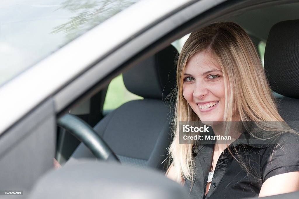 Retrato de joven mujer sonriente en automóvil de - Foto de stock de Adulto libre de derechos