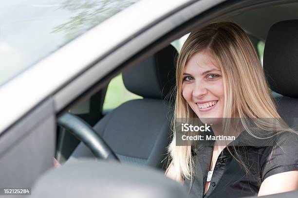 Retrato De Joven Mujer Sonriente En Automóvil De Foto de stock y más banco de imágenes de Adulto - Adulto, Adulto joven, Alegre