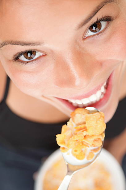 женщина ест cornflakes - eating cereal student human mouth стоковые фото и изображения