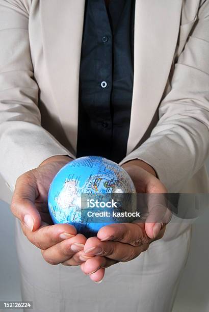 Biznesmenka Z Glob Na Jej Ręce - zdjęcia stockowe i więcej obrazów Biznes - Biznes, Biznes międzynarodowy, Biznesmenka