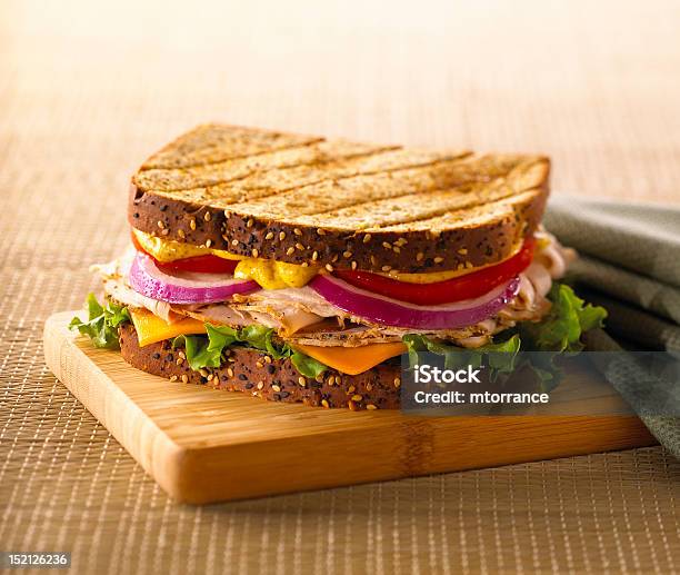 Sandwich Di Tacchino Alla Griglia - Fotografie stock e altre immagini di Panino ripieno - Panino ripieno, Mostarda, Tagliere