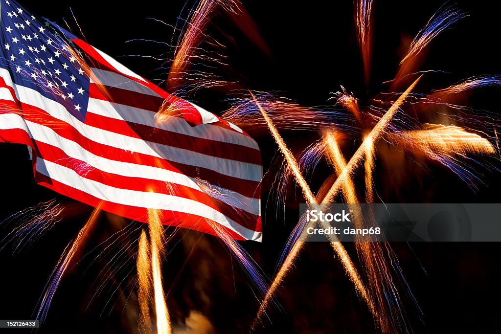 Fuochi d'artificio e la bandiera americana - Foto stock royalty-free di 4 Luglio