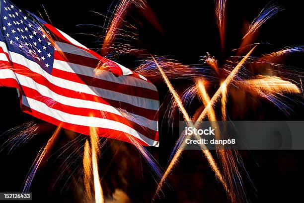 Fuochi Dartificio E La Bandiera Americana - Fotografie stock e altre immagini di 4 Luglio - 4 Luglio, Bandiera degli Stati Uniti, Composizione orizzontale