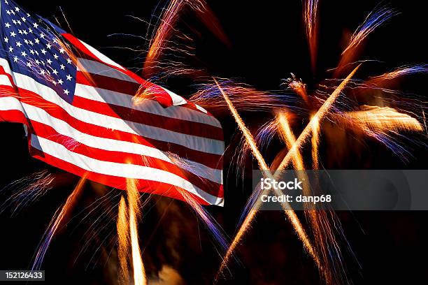 Foto de Os Fogos De Artifício E Bandeira Americana e mais fotos de stock de 4 de Julho - 4 de Julho, Bandeira Norte-Americana, Comemoração - Conceito