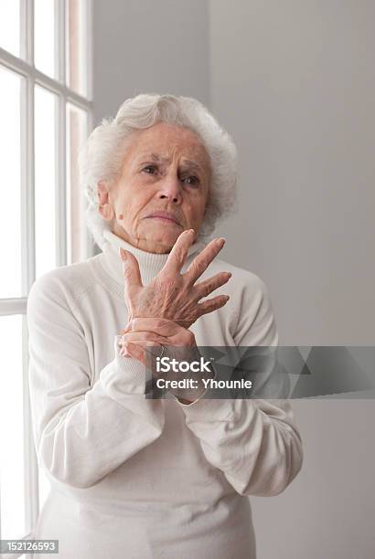 Photo libre de droit de Femme Âgée Dans La Douleur banque d'images et plus d'images libres de droit de Adulte - Adulte, Arthrite, Blanc