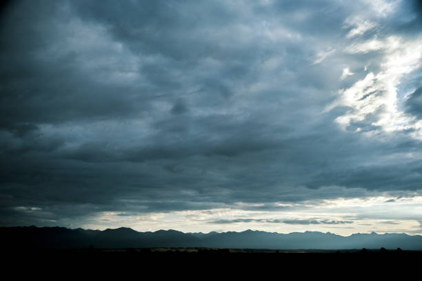 istock View of mountain ridge on horizon under cloudy sky at dawn 1521266024