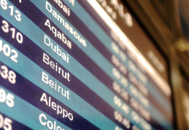 placa de chegadas do aeroporto no médio oriente - gulf of aqaba imagens e fotografias de stock