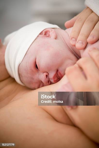 Foto de Menina De Bebê Recémnascido e mais fotos de stock de Hospital - Hospital, Mãe, Recém-nascido