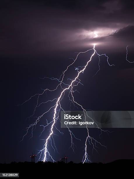 Lightning Stockfoto und mehr Bilder von Windkraftanlage - Windkraftanlage, Gewitterblitz, Sturm