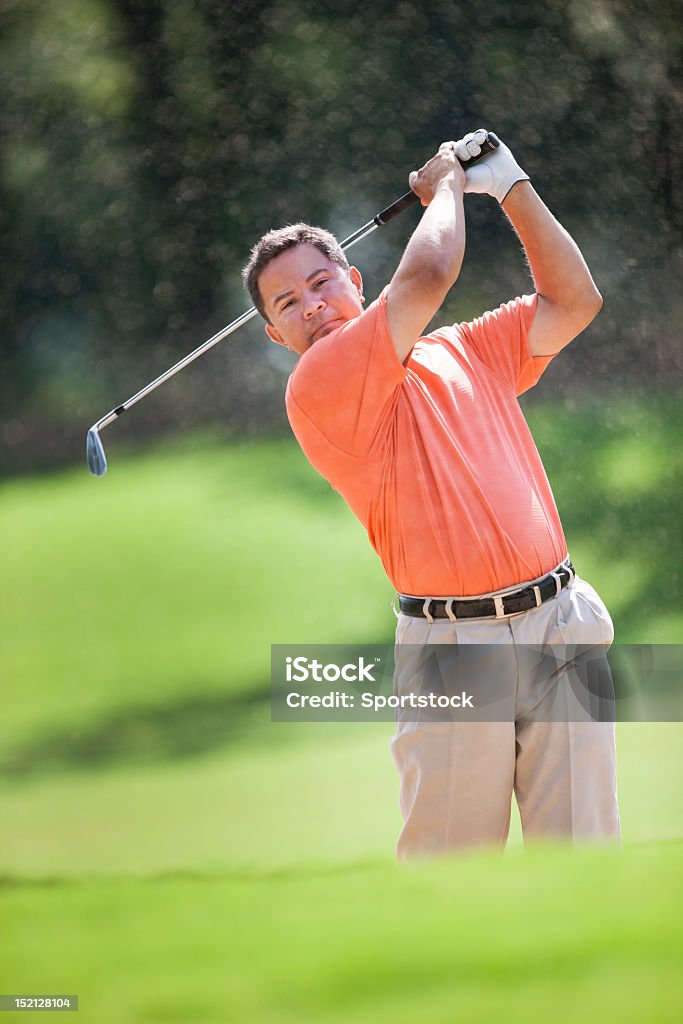 Golfista z Club w powietrzu - Zbiór zdjęć royalty-free (Golf swing)