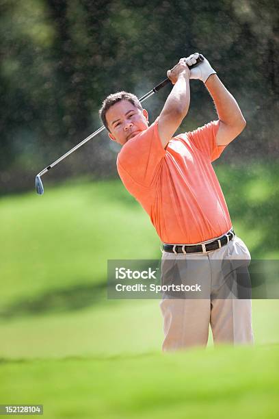 Golfista Z Club W Powietrzu - zdjęcia stockowe i więcej obrazów Golf swing - Golf swing, Widok od przodu, Codzienne ubranie