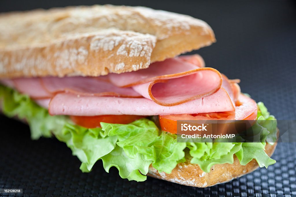 Бутерброд с ветчиной салат и помидор - Стоковые фото Батон роялти-фри