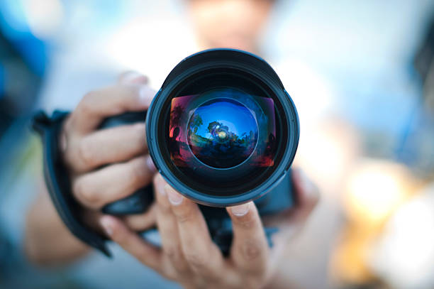 wide-angle lens on a camera - fotograaf stockfoto's en -beelden