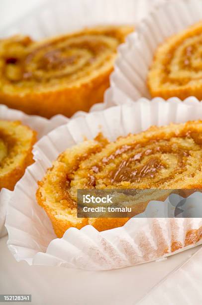 Foto de Caramelo Em Bandejas De Sobremesa De Pão e mais fotos de stock de Alegria - Alegria, Alimentação Não-saudável, Assado no Forno