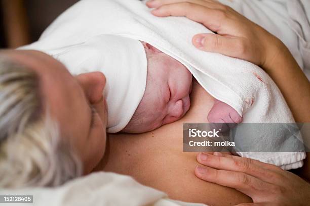 Neonato Bambino Ragazza - Fotografie stock e altre immagini di Bambino appena nato - Bambino appena nato, Parto, Accudire