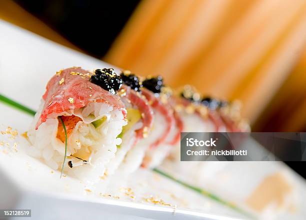 Sushi Foto de stock y más banco de imágenes de Alimento - Alimento, Hoja de oro - Metal, Alimentos cocinados