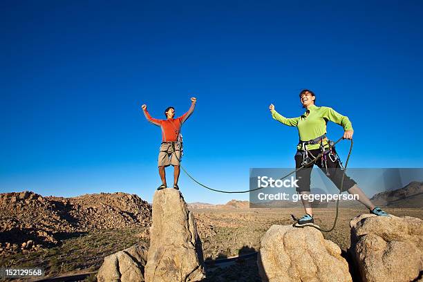 Team Di Scalatori Sul Vertice - Fotografie stock e altre immagini di Ambientazione esterna - Ambientazione esterna, Arrampicata su roccia, Attività ricreativa