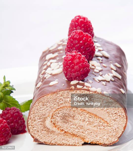 Rollo Con Tarta De Frambuesas Foto de stock y más banco de imágenes de Alimento - Alimento, Bollo dulce, Chocolate