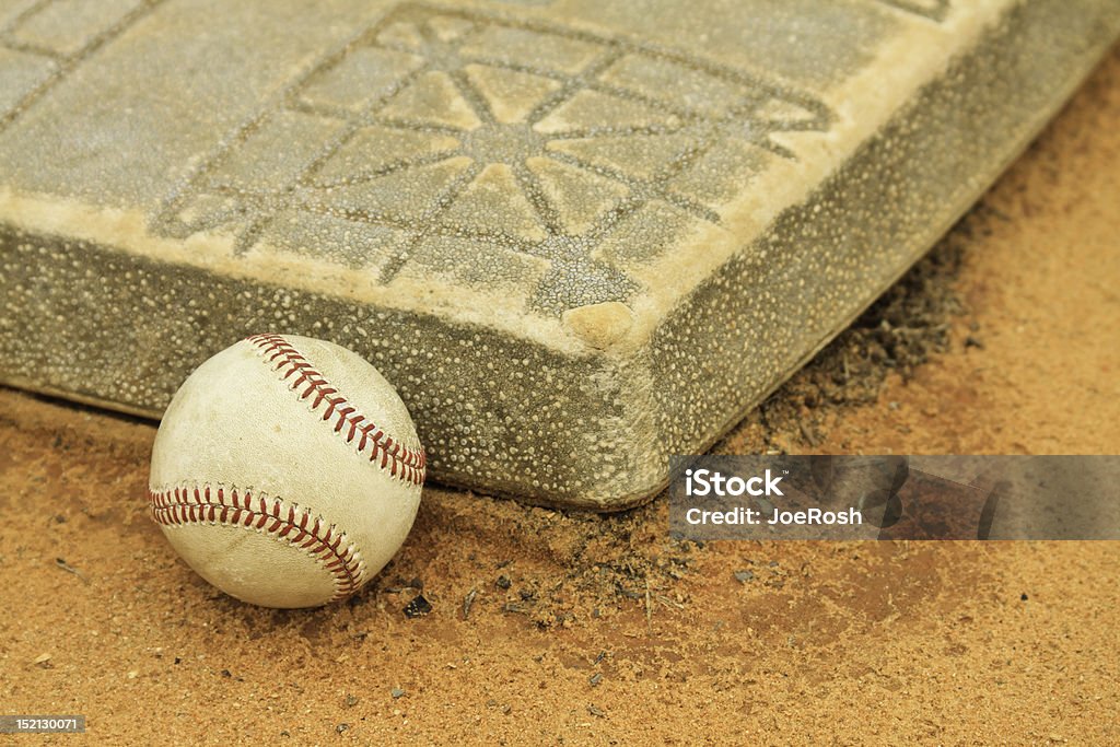 Descanso contra a primeira Base de beisebol - Foto de stock de Base - Equipamento esportivo royalty-free