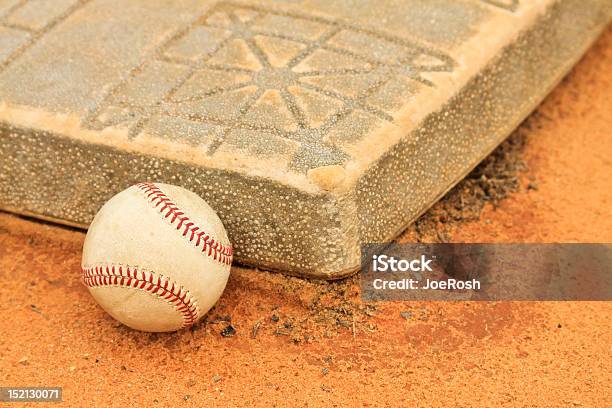 Foto de Descanso Contra A Primeira Base De Beisebol e mais fotos de stock de Base - Equipamento esportivo - Base - Equipamento esportivo, Beisebol, Bola de Beisebol