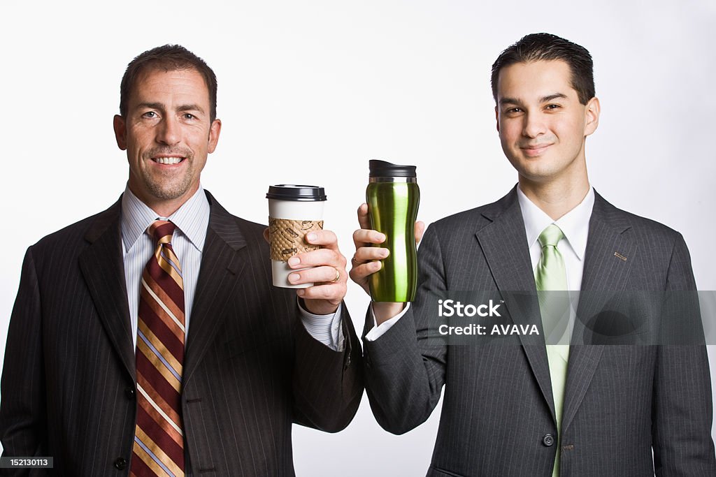 Empresarios retención tazas de café - Foto de stock de 20-24 años libre de derechos