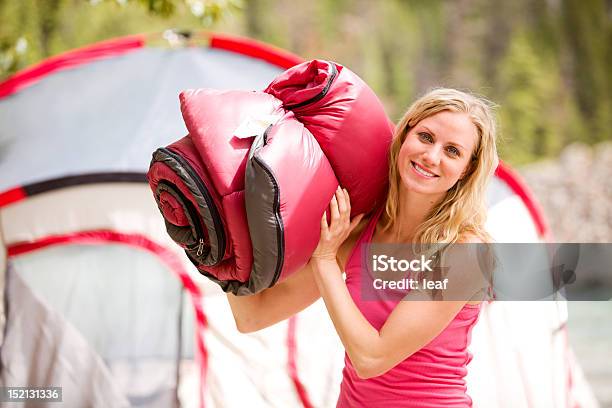 女性スリーピングバッグ - スリーピングバッグのストックフォトや画像を多数ご用意 - スリーピングバッグ, 30-34歳, 30代の女性