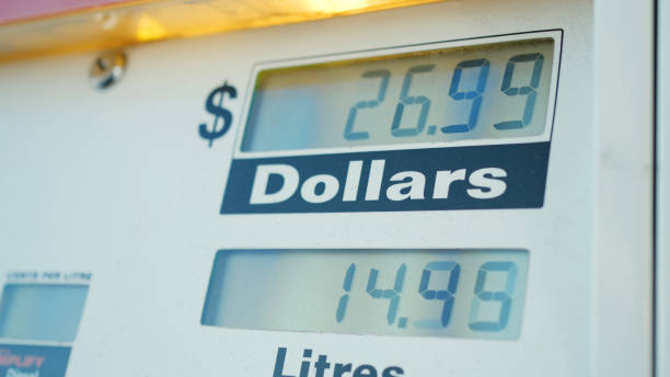 역 펌프 스크린에 상승하는 가스 가격 표시, 인플레이션, 높은 생활비 개념 - gasoline fossil fuel dollar sign fuel and power generation 뉴스 사진 이미지