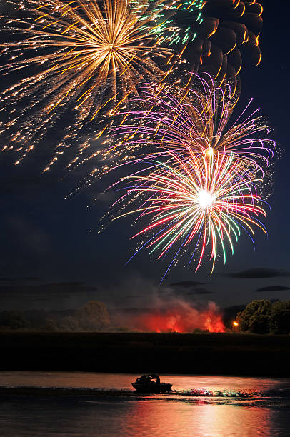 Fogos de artifício e barco Rio acima - fotografia de stock