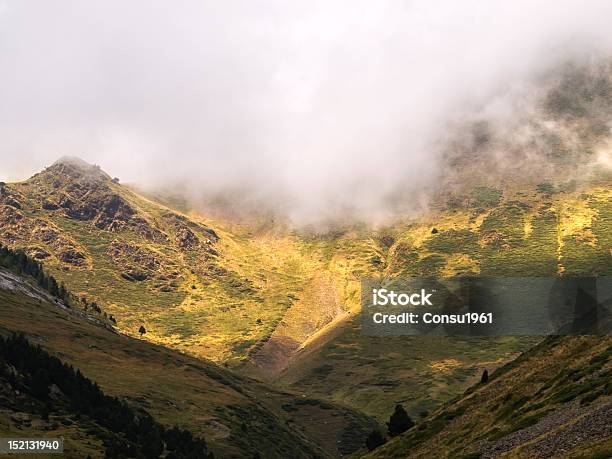 Niebla En El Valle Foto de stock y más banco de imágenes de Aire libre - Aire libre, Colina, Comunidad Autónoma de Cataluña