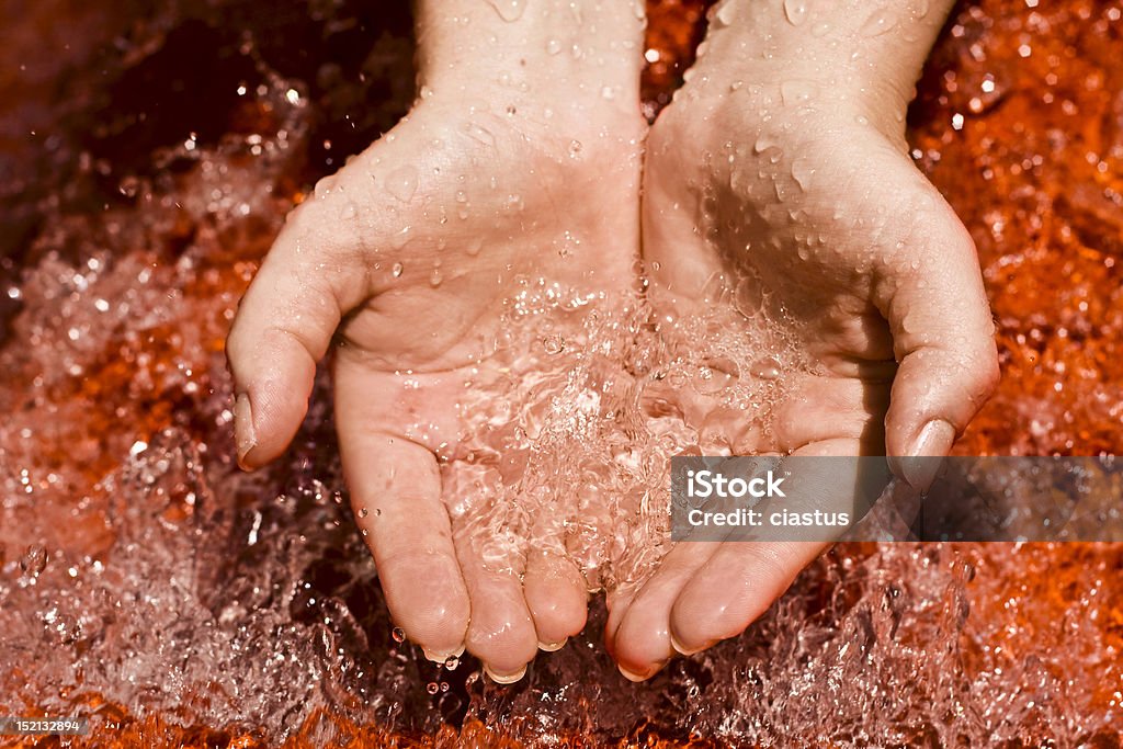 Mujer las manos con agua pura - Foto de stock de Río libre de derechos