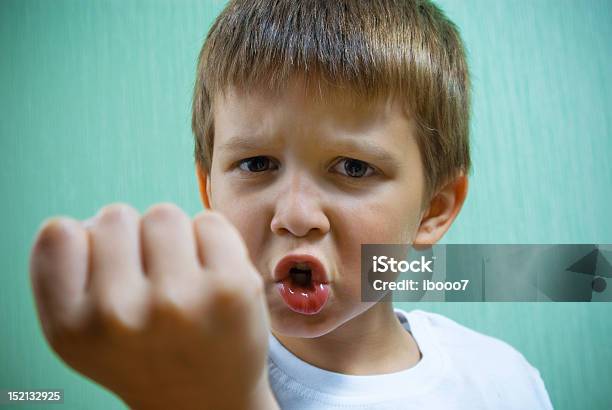 Enojado Little Boy Foto de stock y más banco de imágenes de Descontento - Descontento, Enfado, Exhibir