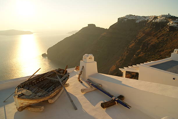 Tramonto dorato a Santorini - foto stock