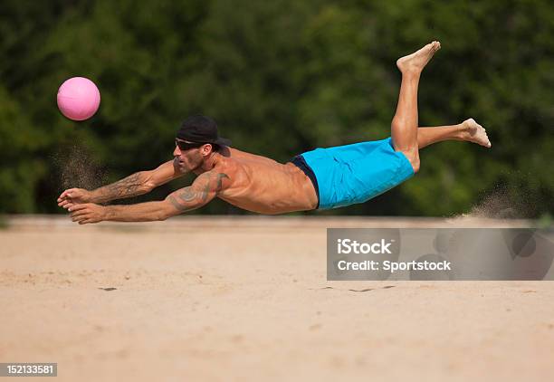 Atlético Hombre Jugando Voleibol En La Arena Foto de stock y más banco de imágenes de 30-39 años - 30-39 años, Actividad, Actividades recreativas