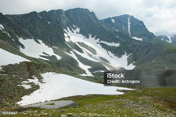 Lago Perto De Montanhas - Fotografias de stock e mais imagens de Ao Ar Livre - Ao Ar Livre, Beleza natural, Cadeia de Montanhas