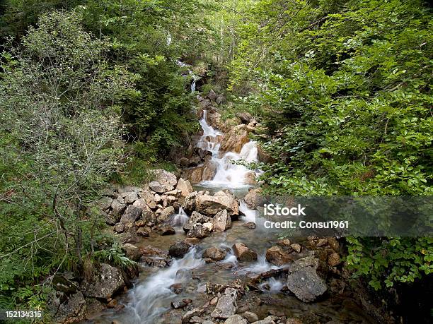 En Cascada Foto de stock y más banco de imágenes de Aire libre - Aire libre, Balneario - Edificio público, Canal - Corriente de agua